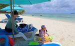 　サイパン島の中心街ガラパンのビーチで楽しむ韓国人観光客＝２０２４年６月（共同）