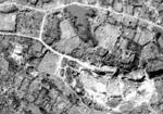 　終戦後の１９４５年１２月１０日撮影。首里城そのものを上空から確認できないほど破壊され、周辺には爆撃の跡が多数見てとれる