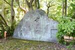 　清澄庭園にある松尾芭蕉の句碑。深川には芭蕉の庵があった＝東京都江東区