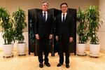 　米国のブリンケン国務長官（左）と中国の韓正国家副主席＝１８日、ニューヨーク（ロイター＝共同）