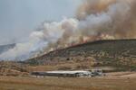 　ギリシャ中部ボロス近郊の山火事の様子＝２７日（ロイター＝共同）
