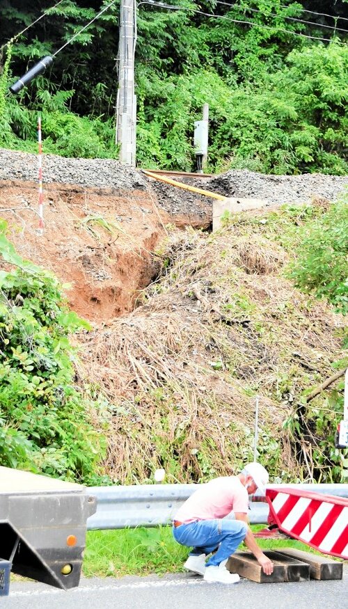 線路に敷かれた砂利が流出した現場＝１４日午後１時５０分、鳥取市白兎のＪＲ山陰線宝木―末恒間