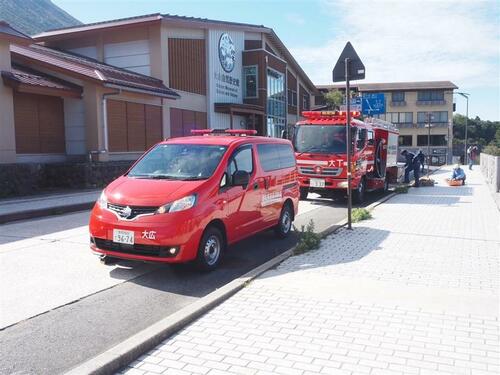 山岳救助で出動した緊急車両＝１４日、大山町大山