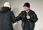 　交流会でファンと握手する「名探偵コナン」の作者青山剛昌さん＝３日午後、鳥取県北栄町