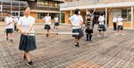 歩きながら打ち込みに励む女子生徒