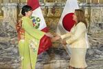 　ペルーのボルアルテ大統領（右）を表敬訪問し、握手をされる秋篠宮家の次女佳子さま＝７日、リマ（共同）