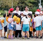 　茨城県笠間市立大原小の校庭で、児童と遊ぶ新井菜生さん（奥左）、大島胡桃さん（同右）＝２０２４年９月、茨城県笠間市