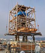 　移設先の石積み基壇に設置される今津灯台＝１９日午前、兵庫県西宮市