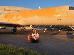 　オレンジ色の塗料が散布されたプライベートジェット機と環境活動家＝２０日、ロンドン郊外のスタンステッド空港（ジャスト・ストップ・オイル提供、ゲッティ＝共同）
