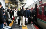 特急やくもに乗り込む帰省客たち＝４日、ＪＲ米子駅