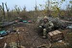 　ウクライナ南部ザポロジエ州ロボティネ近くで、ロシア軍がいた場所を調べるウクライナ兵＝４日（ロイター＝共同）