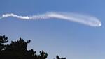 　２６日、黄海の韓国領・延坪島から目撃された、北朝鮮の弾道ミサイルと推定されるものによる飛行機雲（聯合＝共同）