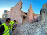 　９日、地震で損壊した建物の前で作業する人ら＝モロッコ・マラケシュ（ロイター＝共同）