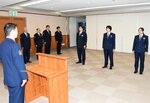 半田本部長（左）から派遣を伝えられる生活安全部の警察官＝２６日、県警本部