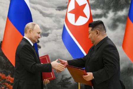 　ロシアのプーチン大統領（左）と北朝鮮の金正恩朝鮮労働党総書記＝６月、平壌（ＡＰ＝共同）