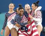 　体操女子団体総合で優勝し、笑顔のシモーン・バイルス（左から２人目）ら米国チーム＝パリ（共同）