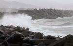 　台風６号の暴風で荒れた波が打ち寄せる鹿児島県いちき串木野市の海岸＝９日午後