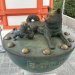 　「子宝いぬ」の像＝東京都中央区