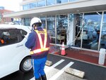 軽乗用車がぶつかり破損した窓ガラス＝２１日、島根県安来市安来町の山陰合同銀行安来支店