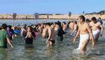 　「新春初泳ぎ」で海に入る人たち＝２日午前、和歌山県田辺市