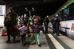 　ベルリンの駅に到着したウクライナからの避難民＝２０２２年３月（ゲッティ＝共同）