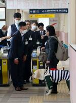 　障害者を招き開かれた、中部地方の鉄道２０社の駅員を対象とした研修＝１５日午後、名古屋市の名鉄大江駅