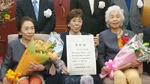 　「上方演芸の殿堂入り」表彰式に出席した「かしまし娘」の３人。左から正司照枝さん、歌江さん、花江さん＝２０１８年３月、大阪市