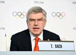 　ＩＯＣ理事会を終え、記者会見するバッハ会長＝１７日、コスタナバリノ（共同）