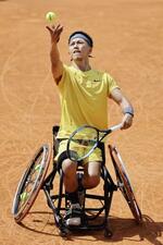 　車いすの部男子シングルス準決勝でプレーする小田凱人＝パリ（共同）