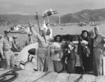　奄美群島が日本に復帰した１９５３年１２月に岩城三郎さんが撮影した、奄美大島の港で笑顔を見せる米軍関係者（奄美博物館蔵、岩城隆二氏提供）