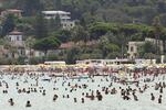 　２０２１年８月、イタリア南部シチリア島で海水浴をする市民（ＡＰ＝共同）