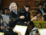 　２０１０年８月、「若い人のための室内楽勉強会」で、オーケストラを指揮する小澤征爾さん＝長野県山ノ内町の「森の音楽堂」