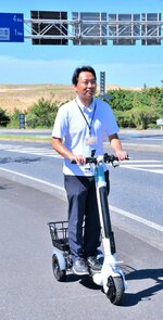 砂丘の東西を歩道を走行して移動できる移動用小型車＝２０日、鳥取市浜坂