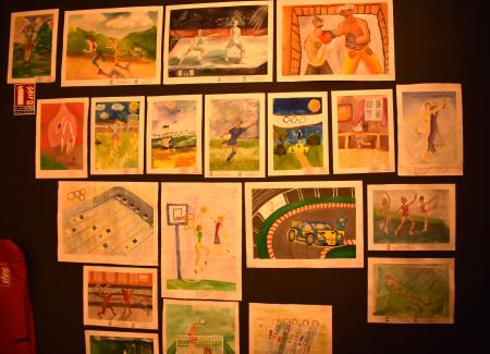 　「ウクライナハウス」に展示されたウクライナの子どもが描いた絵＝２７日、パリ（共同）