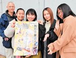 演劇「四畳半神話大系」をＰＲする芸文観光大の学生たち