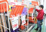 暖冬傾向から一転、雪模様で買い求める客が急増した除雪商品＝１７日、鳥取市南吉方２丁目のジュンテンドー駅南店