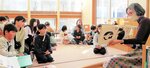 猫に関する絵本の読み聞かせに聞き入る親子連れら