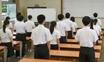 　高１女子殺害事件から１０年となるのを前に黙とうする生徒たち＝２３日午前、長崎県佐世保市