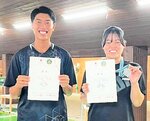 ビームピストルで上位入賞した有本（右）と中島＝埼玉県長瀞射撃場