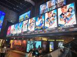 　上映作品の電子看板が並ぶソウル市内の映画館