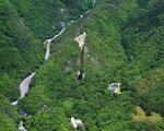 　佐渡金山の構成資産「相川鶴子金銀山」の「道遊の割戸」（中央）＝５月、新潟県佐渡市（共同通信社ヘリから）