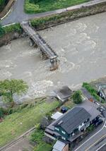 　台風７号の影響で崩落した橋。中央は佐治川＝１６日午前９時３８分、鳥取市（共同通信社ヘリから）