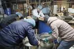 　吉田酒造で日本酒の仕込みをする「夢酒蔵」のメンバーら＝２０２４年１月、滋賀県高島市