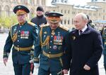 　９日、モスクワの赤の広場で開催された対ドイツ戦勝記念の軍事パレードに参加したロシアのプーチン大統領（右）とショイグ国防相（中央）ら（ロシア大統領府提供、ロイター＝共同）