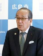 　広島市役所で記者会見する松井一実市長＝１２日午後