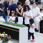 　日航ジャンボ機墜落事故から３８年となり、追悼慰霊式で手を合わせる人たち＝１２日午後、群馬県上野村