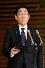 　取材に応じる岸田首相＝１６日夜、首相官邸