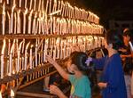 　和歌山県橋本市の光三宝荒神社で営まれた「献灯祭」＝９日夜