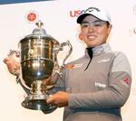 　全米女子オープン選手権の優勝トロフィーを手にする笹生優花＝１２日、東京都内