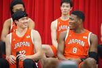 　記者会見で笑顔を見せるバスケットボール男子日本代表の渡辺雄（手前左）と八村（同右）＝１０日、味の素ナショナルトレーニングセンター